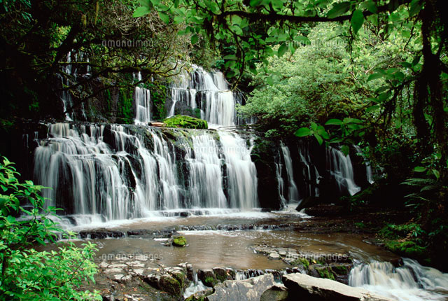 プラカヌイ滝 と熱帯雨林[01543012703]の写真・イラスト素材｜アマナ