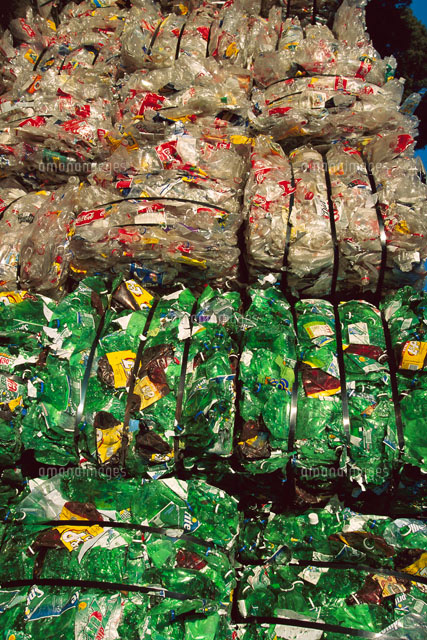 圧縮したプラスチック瓶の塊[01543013155]の写真・イラスト素材 