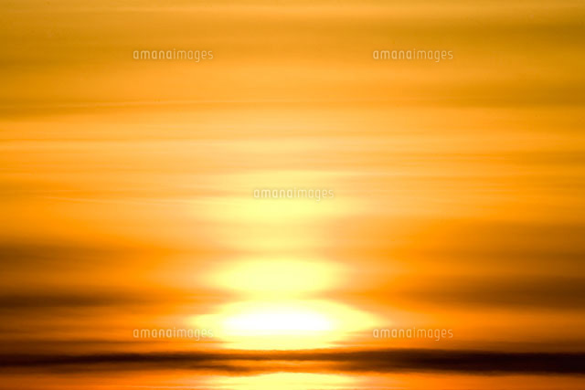 冬にツンドラに沈む太陽 の写真素材 イラスト素材 アマナイメージズ