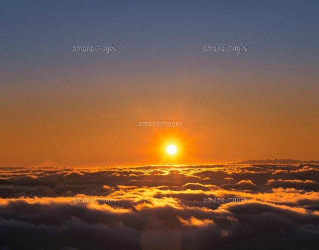 乗鞍岳より雲海の日の出 長野県 の写真素材 イラスト素材 アマナイメージズ