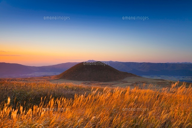 阿蘇山の夕暮れ春 阿蘇山の夕暮れ春 今日の夕景 真っ赤な夕陽にススキ