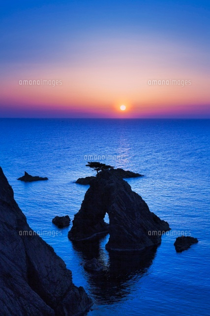 浦富海岸の夕日.千貫松島[01597018744]の写真・イラスト素材｜アマナ