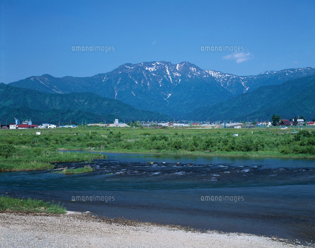 魚野川と八海山 新潟県 の写真素材 イラスト素材 アマナイメージズ
