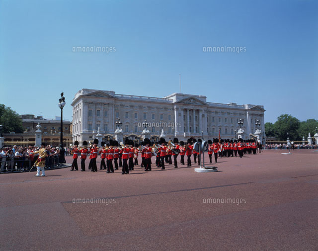 バッキンガム宮殿前の近衛兵 ロンドン イギリス の写真素材 イラスト素材 アマナイメージズ