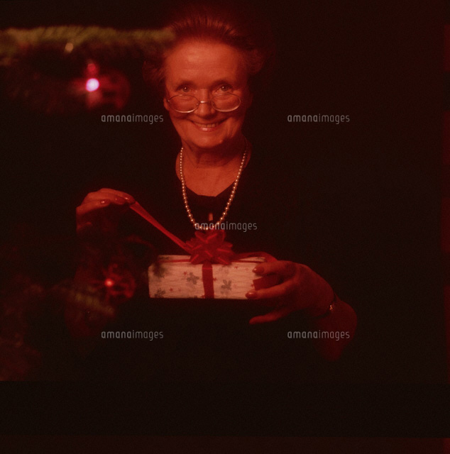 クリスマスプレゼントを開ける外国人の老人の女性 の写真素材 イラスト素材 アマナイメージズ