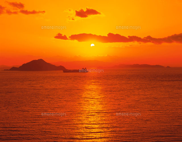 伊良湖水道と神島の夕日[01801000254]の写真・イラスト素材｜アマナ