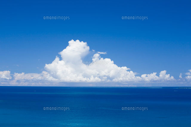 海と入道雲[01801010711]の写真・イラスト素材｜アマナイメージズ