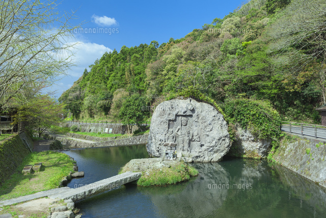 新緑の川中不動 の写真素材 イラスト素材 アマナイメージズ