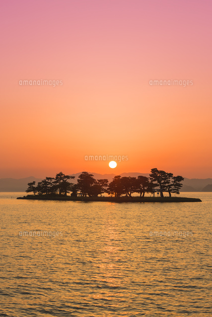 宍道湖の夕日と嫁ヶ島 の写真素材 イラスト素材 アマナイメージズ 宍道湖の夕日と嫁ヶ島 の写真素材 イラスト素材 アマナイメージズ