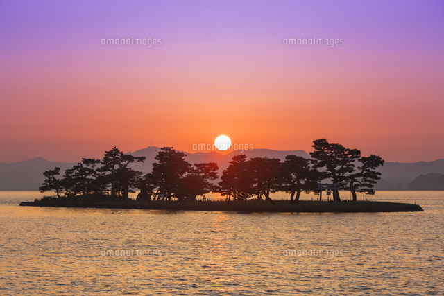 宍道湖の夕日と嫁ヶ島 の写真素材 イラスト素材 アマナイメージズ 宍道湖の夕日と嫁ヶ島 の写真素材 イラスト素材 アマナイメージズ
