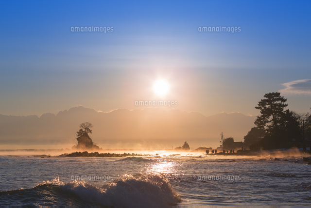 雨晴海岸と立山連峰の朝日[01801015553]の写真・イラスト素材｜アマナ