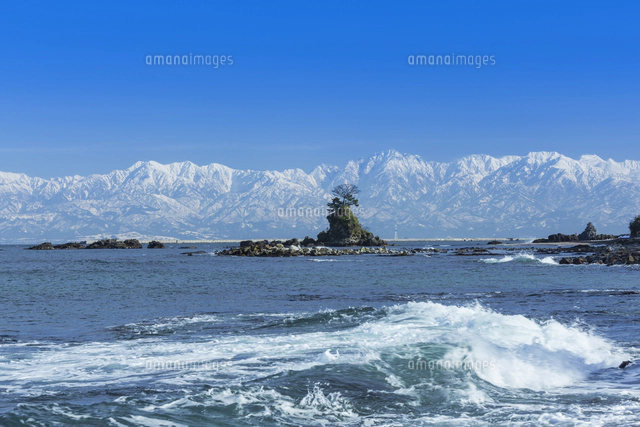 雨晴海岸と立山連峰の朝日[01801015553]の写真・イラスト素材｜アマナ