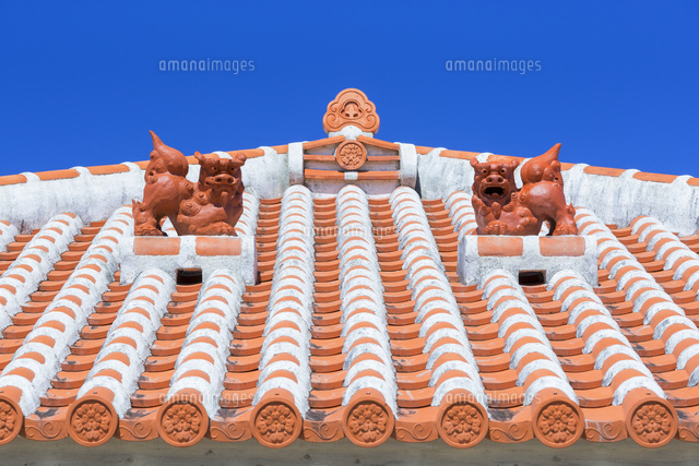 シーサーと赤瓦と青空 の写真素材 イラスト素材 アマナイメージズ