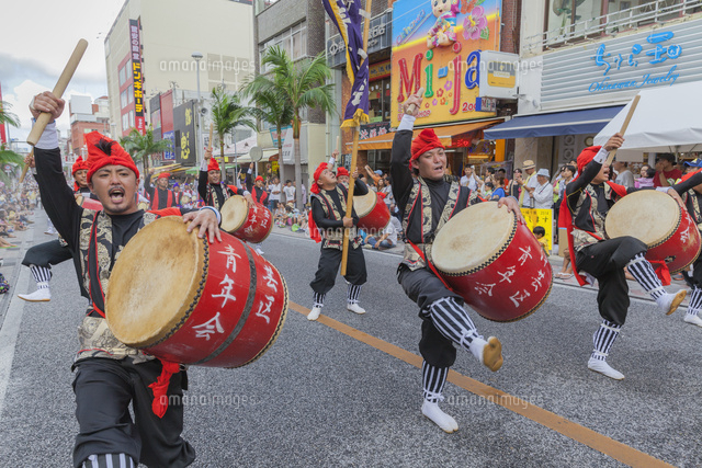 一万人のエイサー踊り隊 の写真素材 イラスト素材 アマナイメージズ