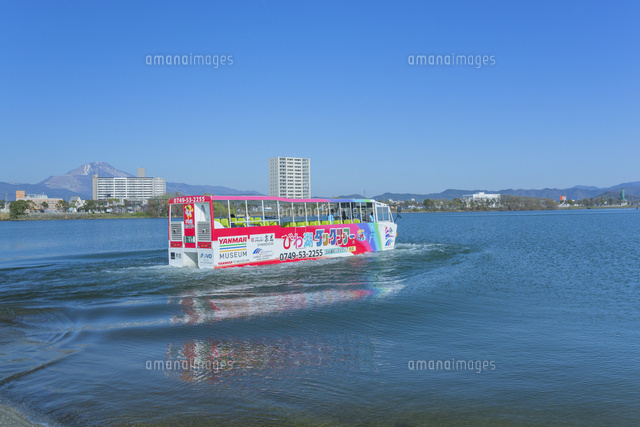 長浜港と水陸両用バス の写真素材 イラスト素材 アマナイメージズ