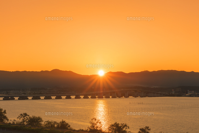 夕日の琵琶湖大橋 の写真素材 イラスト素材 アマナイメージズ