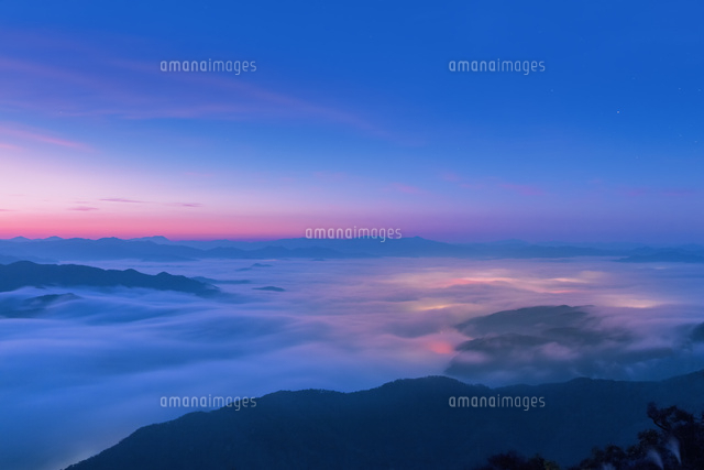 来日岳から望む丸山川の雲海 の写真素材 イラスト素材 アマナイメージズ
