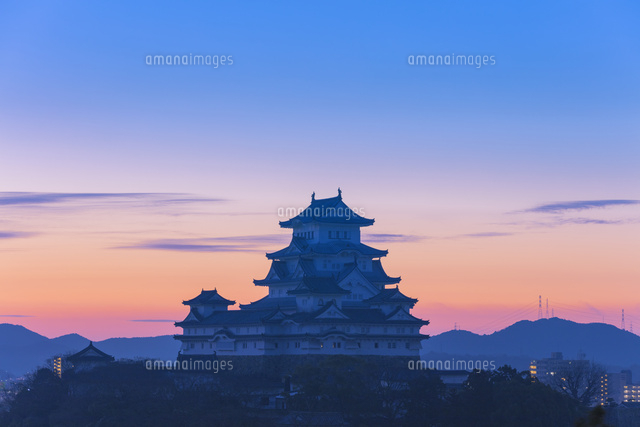 朝焼けの姫路城 の写真素材 イラスト素材 アマナイメージズ