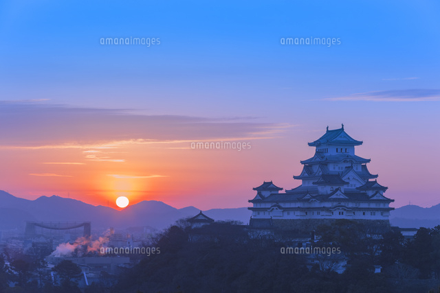 姫路城の朝日 の写真素材 イラスト素材 アマナイメージズ
