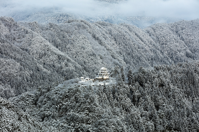 雪景色の郡上八幡城 の写真素材 イラスト素材 アマナイメージズ