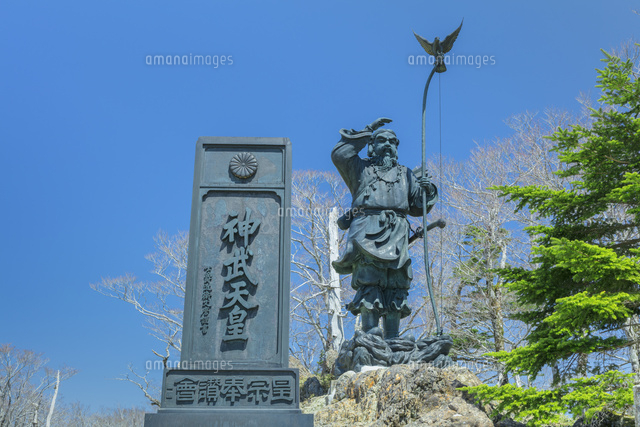 大台ケ原・牛石ケ原の神武天皇像[01801020178]の写真・イラスト素材