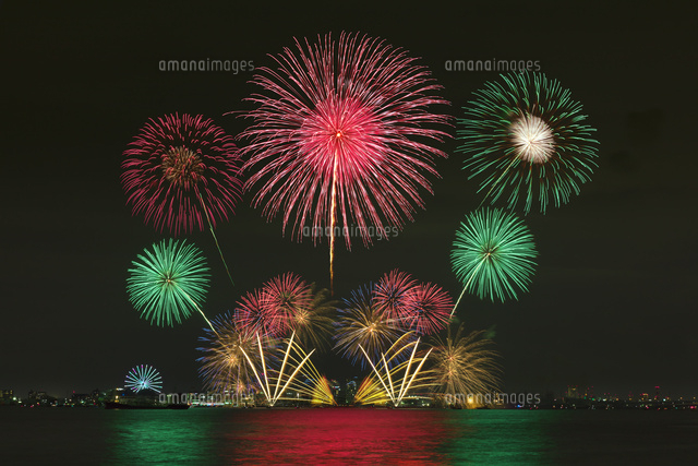 名港水上芸術花火 の写真素材 イラスト素材 アマナイメージズ