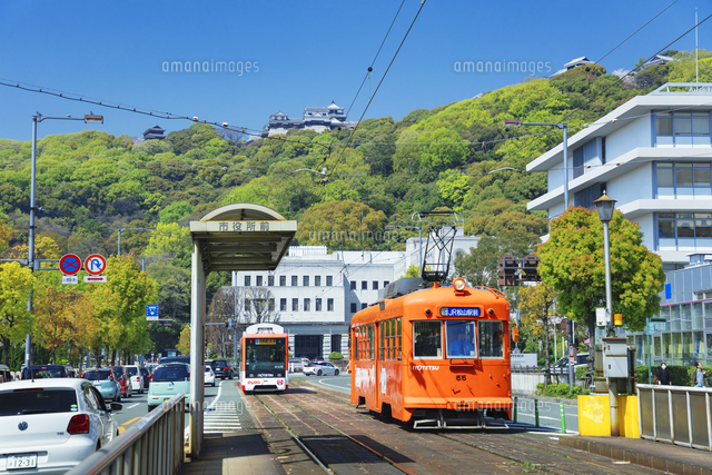 路面電車と松山城 の写真素材 イラスト素材 アマナイメージズ