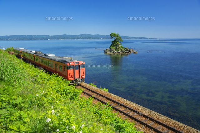 Jr氷見線と女岩 の写真素材 イラスト素材 アマナイメージズ