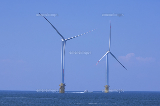 富山県東部沖の洋上風力発電の夕日[01801025178]の写真・イラスト素材