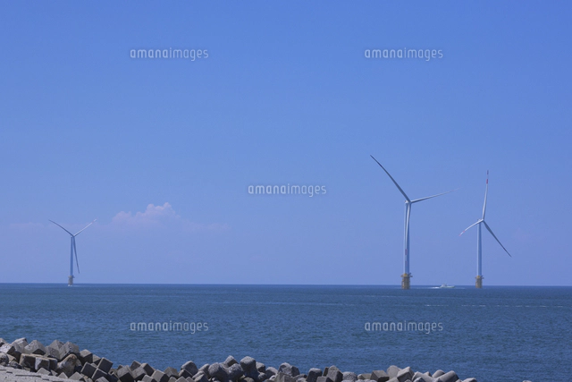 富山県東部沖の洋上風力発電の夕日[01801025178]の写真・イラスト素材