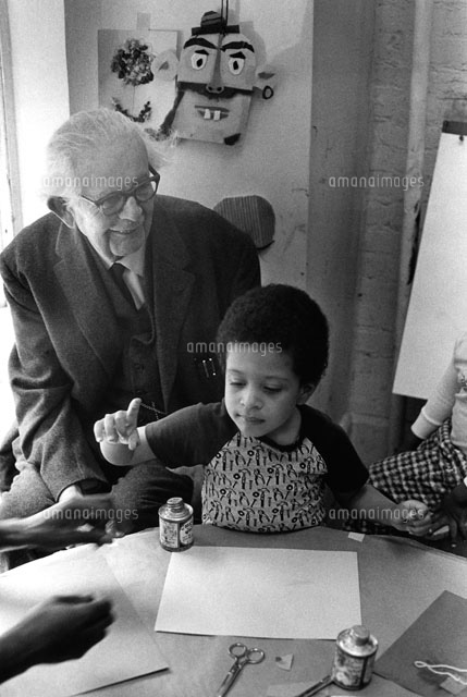 教室で子供達に教えるピアジェ の写真素材 イラスト素材 アマナイメージズ