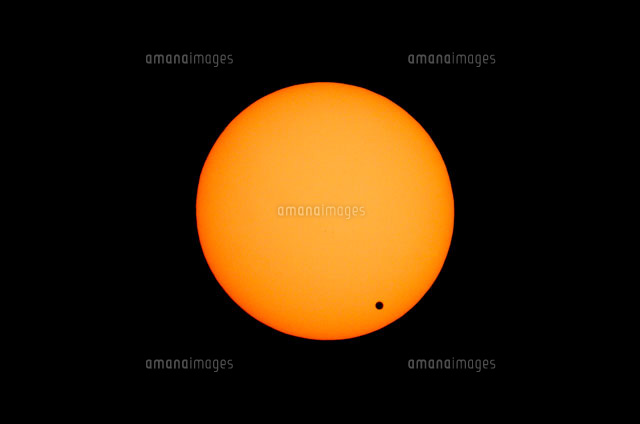 太陽の円盤を通過する金星 の写真素材 イラスト素材 アマナイメージズ
