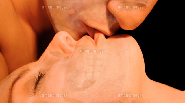キスをする男女 の写真素材 イラスト素材 アマナイメージズ