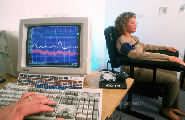 うそ発見器によるテスト の写真素材 イラスト素材 アマナイメージズ