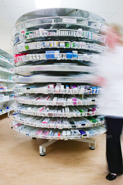 薬品用回転台を見る薬剤師 の写真素材 イラスト素材 アマナイメージズ