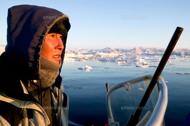 海辺の銃を持つ狩人 の写真素材 イラスト素材 アマナイメージズ