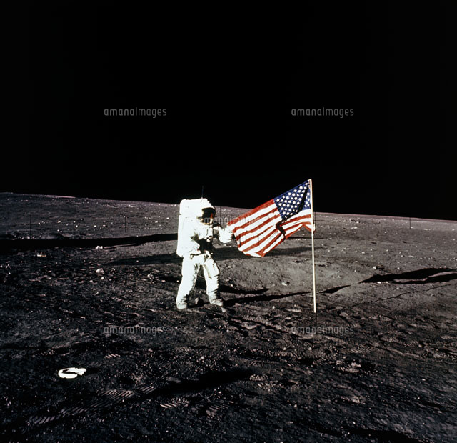 Apollo 12 astronaut unfurls American flag01809023626の写真 ...