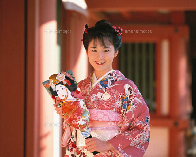 羽子板を持つ日本人女性[01888063218]の写真・イラスト素材｜アマナ