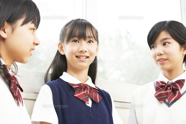 お喋りをする3人の女子中学生 a の写真素材 イラスト素材 アマナイメージズ