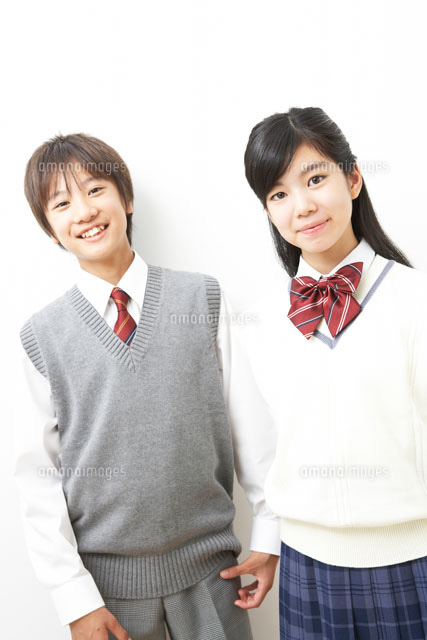 微笑む男子中学生と女子中学生 の写真素材 イラスト素材 アマナイメージズ