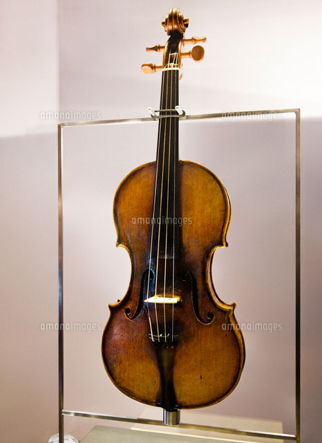 トゥルシ宮内のパガニーニ愛用のバイオリン グァルネリ の写真素材 イラスト素材 アマナイメージズ