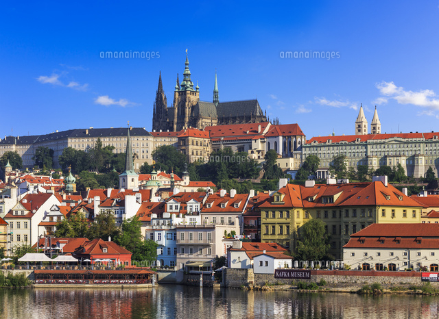 街並みとプラハ城 の写真素材 イラスト素材 アマナイメージズ