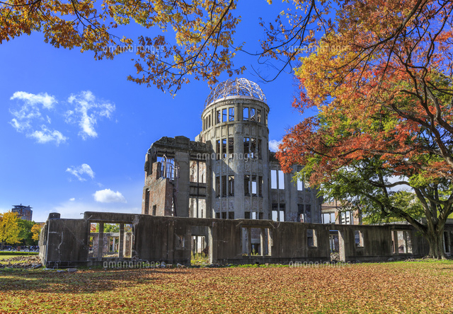 原爆ドーム 紅葉 の写真素材 イラスト素材 アマナイメージズ