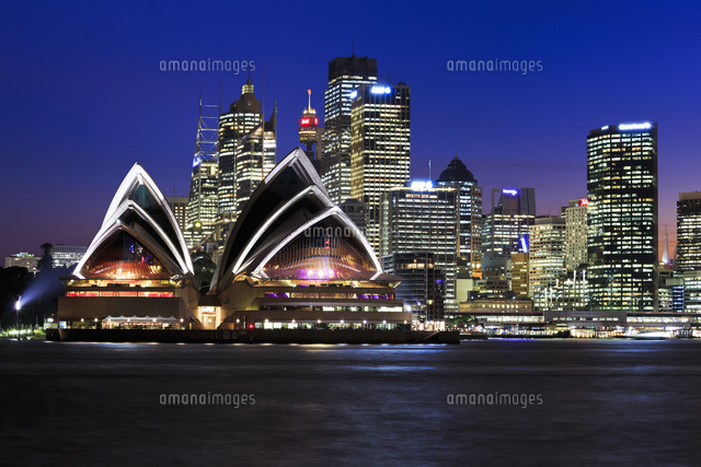 シドニー・オペラハウスとビル群 夜景[01888612694]の写真・イラスト