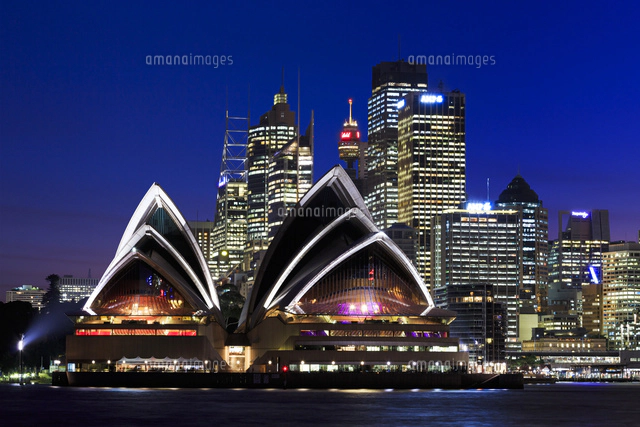 シドニー・オペラハウスとビル群 夜景[01888612692]の写真・イラスト