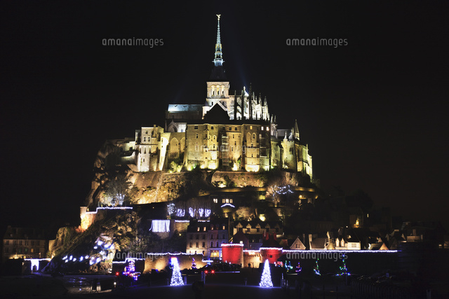 モン サン ミシェル 夜景 クリスマス イルミネーション の写真素材 イラスト素材 アマナイメージズ