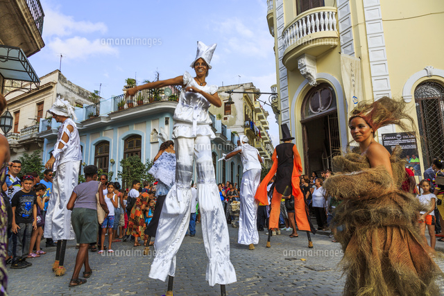街中の大道芸人 の写真素材 イラスト素材 アマナイメージズ
