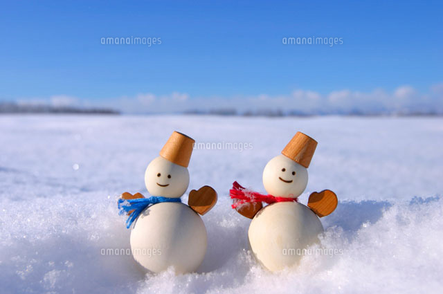 雪原に並ぶ2個の雪だるま[02233000178]の写真・イラスト素材｜アマナ