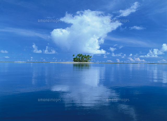 風景画『湖に浮かぶ小島』 海に浮かぶ小島と入道雲[02233000354]の写真・イラスト素材｜アマナ