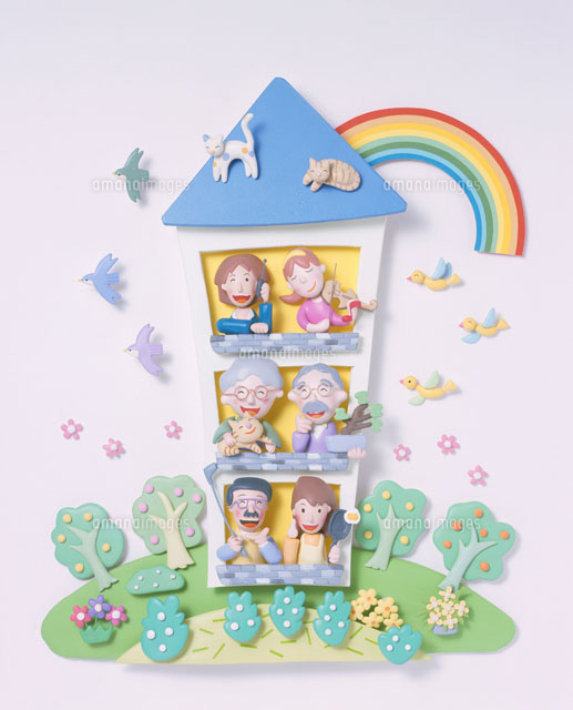 3階建ての青い屋根の家とファミリー の写真素材 イラスト素材 アマナイメージズ